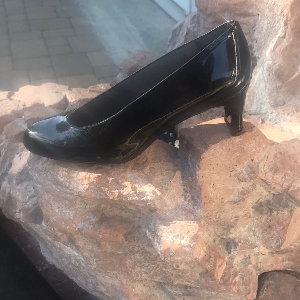 Stuart Weitzman pump - Picture 2 of 5